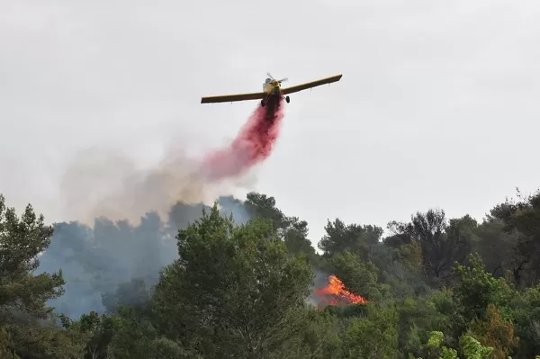 Aircraft drops fire retardant For sale as Framed Prints, Photos, Wall ...