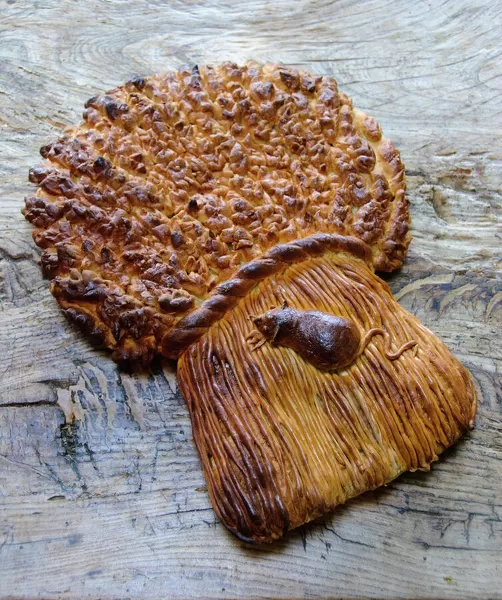 Decorative loaf in shape of sheaf of wheat with mouse