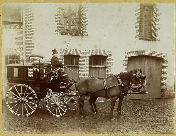 France, Centre, Loir-et-Cher (41), Vendome: hippomobile car and its coachman in a building yard, 1880