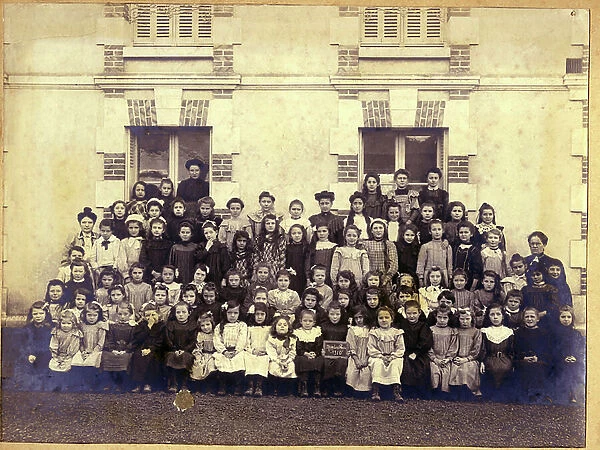 France, Centre, Loir-et-Cher (41), Mondoubleau: primary school for girls with pupils and teachers, 1910