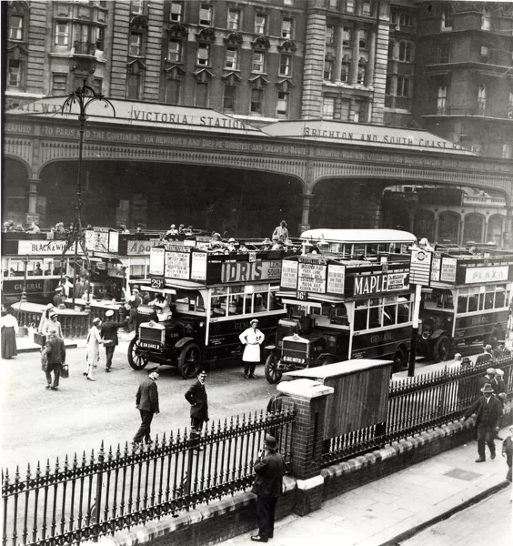 Victoria Station, 1920s (b  /  w photo)