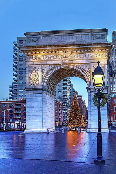 NYC, Manhattan, Greenwich Village, Washington Square Arch with Christmas Tree