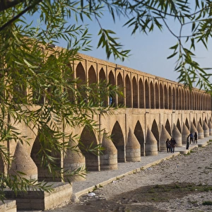 Iran, Central Iran, Esfahan, Si-o-Seh Bridge, late afternoon