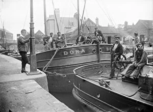 Historic Images 1900s - 1910s Photographic Print Collection: Bargemen AA97_05426