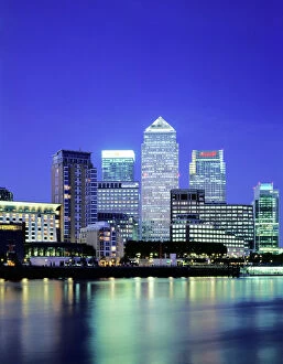 Related Images Fine Art Print Collection: Canary Wharf at night J060022