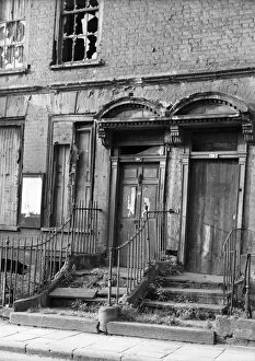 Historic Images 1900s - 1910s Jigsaw Puzzle Collection: Derelict houses BB78_09272