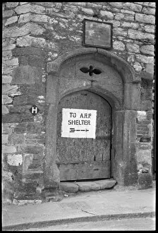 England at War 1939-45 Poster Print Collection: Directions to air raid shelter NBR_LEICA_VI_17_08