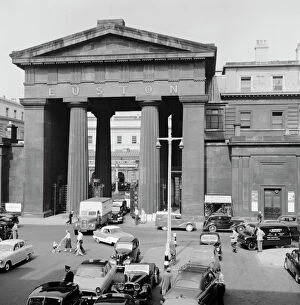 1960 to the present day Framed Print Collection: Euston Arch a98_05420