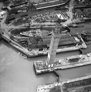 Historic Images 1900s - 1910s Jigsaw Puzzle Collection: Grimsby Dock Tower EAW029404