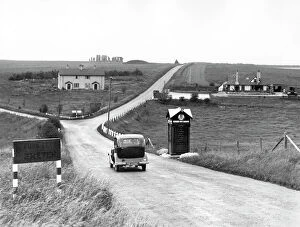 Historic Images 1920s to 1940s Framed Print Collection: Stonehenge ahead FL01500_02_003