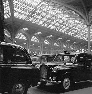 Liverpool Jigsaw Puzzle Collection: Taxi rank a061644