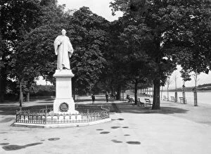 Bideford Collection: Kingsley Statue and Quayside, Bideford, c. 1930s