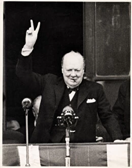 Winston Churchill Cushion Collection: British Prime Minister Winston Churchill V for victory salut