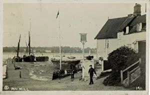 Chelmondiston Premium Framed Print Collection: Butt & Oyster Inn, Pin Mill, Ipswich, Chelmondiston, Suffolk, England. Date: 1913