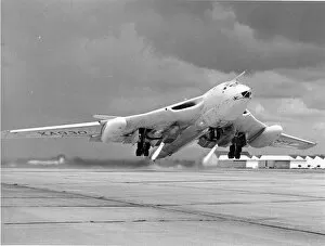 Taking Collection: Handley Page Victor B1 XA930 taking off from Hatfield