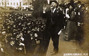 Pankhurst Collection: Keir Hardie addressing suffragettes at Trafalgar Square