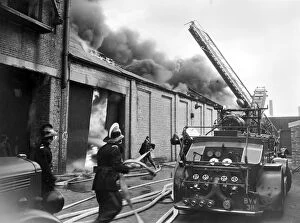 London Fire Brigade Collection: LFB at 25 pump fire, warehouse in Fulham