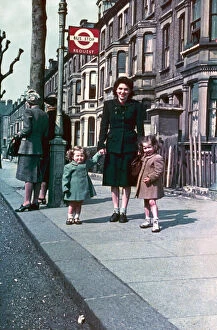 Victorian era fashion Jigsaw Puzzle Collection: Mother and daughters at a London bus stop