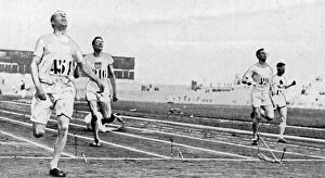 Athletics Photographic Print Collection: Olympic 400m race finish 1924, Eric Liddell