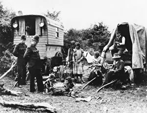 Romany Collection: Policeman talk to Gypsies on Epsom Downs