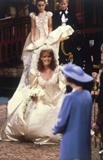 Abbey Collection: Royal Wedding 1986 - Fergie curtseys to the Queen