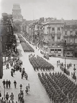 Germany Collection: World War II Allied trrops march rue de Regence in Brussels