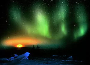 Aurora Borealis Photographic Print Collection: Aurora borealis display with setting Moon
