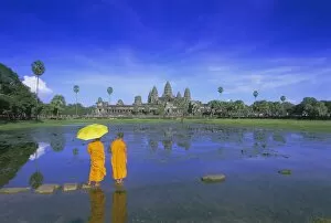 Siem Reap Collection: Buddhist monks standing in front of Angkor Wat, Angkor, UNESCO World Heritage Site