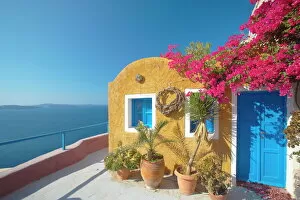 Greece Mouse Mat Collection: Colourful house in Santorini, Cyclades, Greek Islands, Greece, Europe