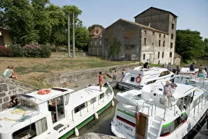 Aude Fine Art Print Collection: Crowded lock and towpath on the Canal du Midi, Trebes, Aude, Languedoc Roussillon