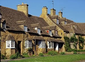 Villages Photo Mug Collection: Elizabethan cottages, Broadway, the Cotswolds, Hereford & Worcester, England, UK, Europe