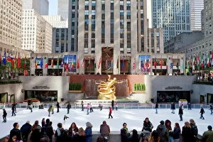 Winter Sports Collection: Ice Skating Rink below the Rockefeller Centre building on Fifth Avenue
