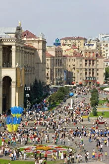 Related Images Poster Print Collection: Independence Day, Ukrainian national flags flying in Maidan Nezalezhnosti
