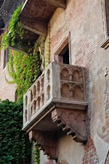 Related Images Fine Art Print Collection: Juliets house and Juliets balcony, Verona, UNESCO World Heritage Site, Veneto, Italy, Europe