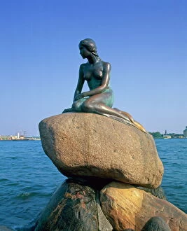 Monuments and landmarks Photographic Print Collection: The Little Mermaid statue in Copenhagen, Denmark, Scandinavia, Europe