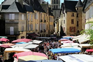 Tourists Collection: Market day in Place de la Liberte, Sarlat, Dordogne, France, Europe