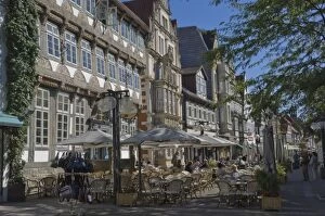 Pavement Cafes Collection: Medieval gables form a background to pavement cafes in Hamelin, Lower Saxony