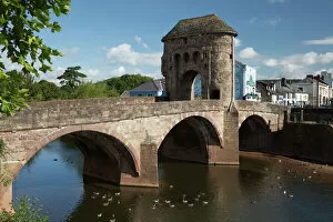 Monmouth Jigsaw Puzzle Collection: Monnow Bridge and Gate over the River Monnow, Monmouth, Monmouthshire, Wales, United Kingdom
