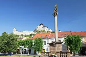 Memorials Canvas Print Collection: Monument in Mierove Square and Trencin Castle, Trencin, Trencin Region, Slovakia, Europe