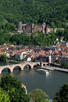 Castles Mouse Mat Collection: Old Bridge over the River Neckar, Old Town and castle, Heidelberg, Baden-Wurttemberg