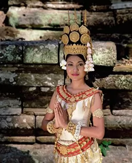 Chinese Fine Art Print Collection: Portrait of a traditional Cambodian apsara dancer, temples of Angkor Wat