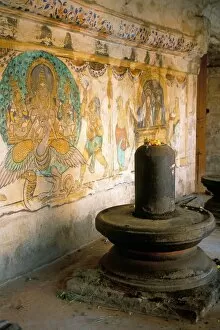 Indian Architecture Photographic Print Collection: Shiva lingam in 10th century temple of Sri Brihadeswara
