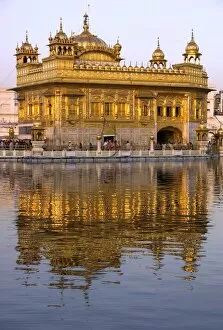 Sikhism Collection: The Sikh Golden Temple reflected in pool