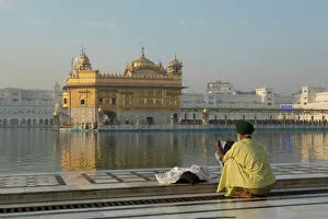 Sikhism Collection: Sikh pilgrim at the Harmandir Sahib (The Golden Temple), Amritsar, Punjab, India, Asia