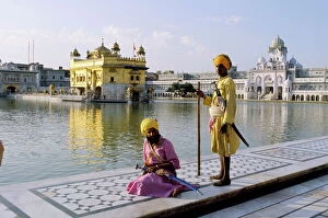 Sikhism Collection: Sikhs in front of the Sikhs Golden Temple