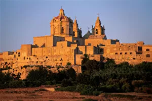 Cathedrals Photographic Print Collection: St. Pauls Cathedral and city walls, Mdina, Malta, Mediterranean, Europe