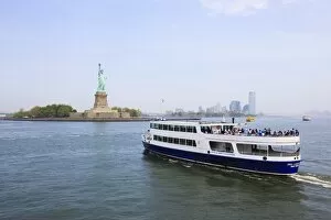 East Coast Collection: The Statue of Liberty and ferry, Liberty Island, New York City, New York