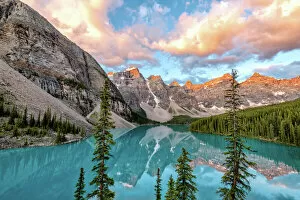 Mountain Ranges Collection: Sunrise at Lake Moraine, Banff National Park. UNESCO World Heritage Site, Alberta