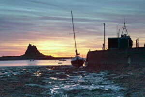 North Island Photo Mug Collection: Sunrise at Lindisfarne, Holy Island, Northumberland, England, United Kingdom, Europe