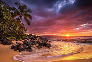 North Island Photographic Print Collection: Sunset on the ocean at Pa ako Beach (Secret Cove), Maui, Hawaii